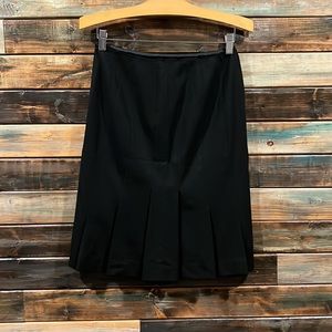 Nine West black pencil skirt pleated back flattering stretch knee length 2 small